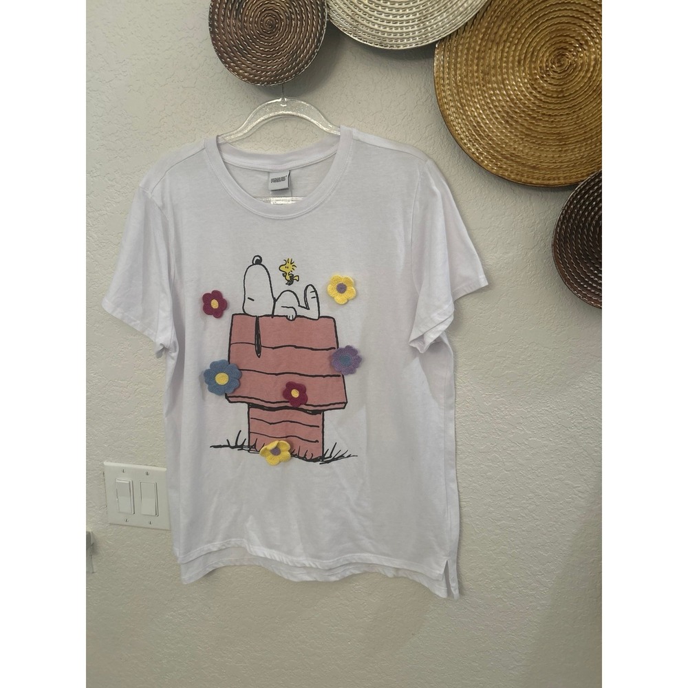 Peanuts brand crew neck T-shirt Snoopy on his doghouse XL